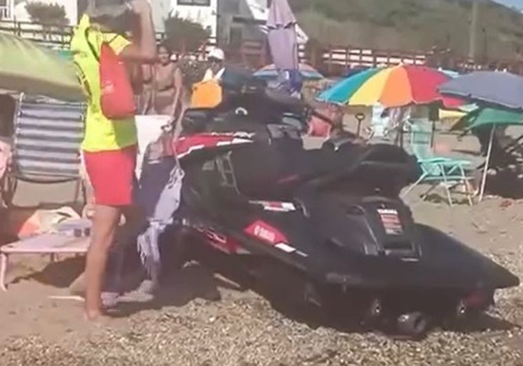 Una moto acuática siembra el pánico en Mijas al salir disparada hacia los bañistas de la orilla